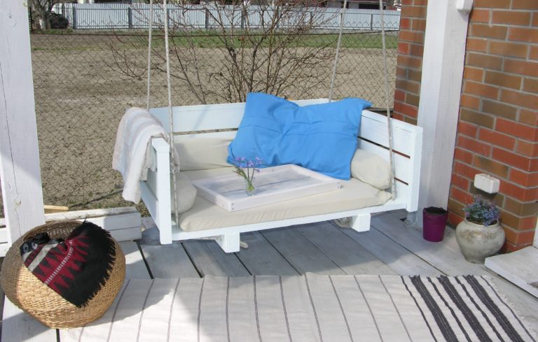 DIY Pallet Porch Swing With a Tray & Wicker