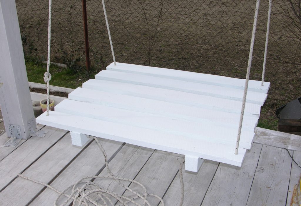 Easy DIY hanging Daybed
