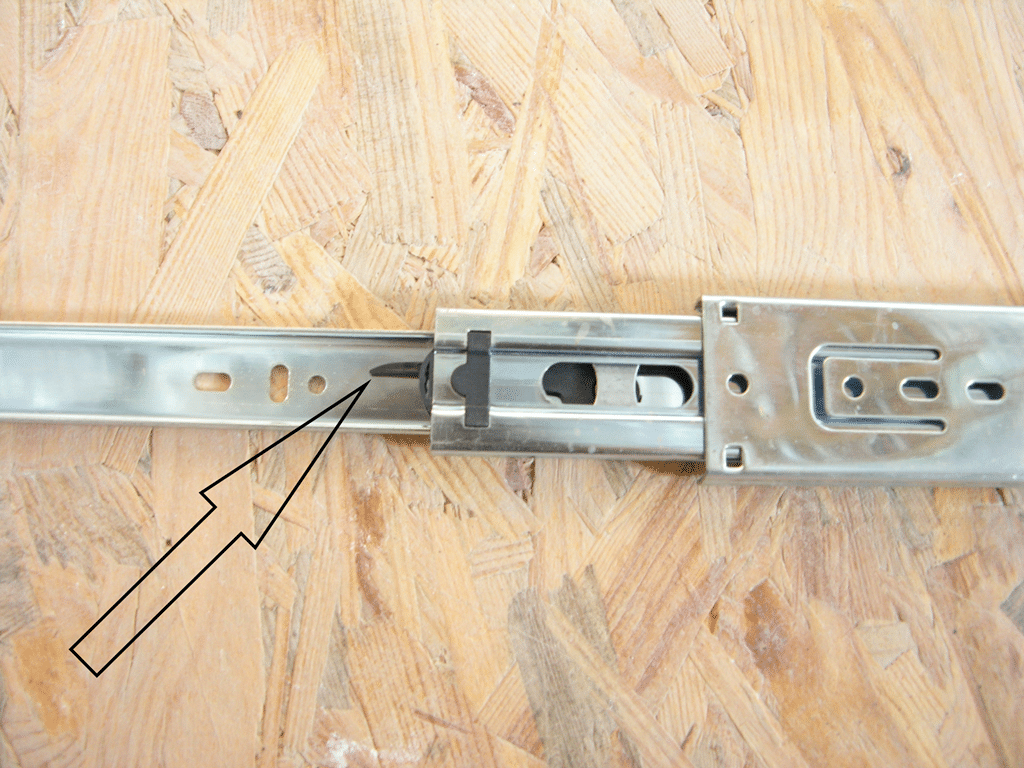 How to separate ball-bearing drawer runners 1