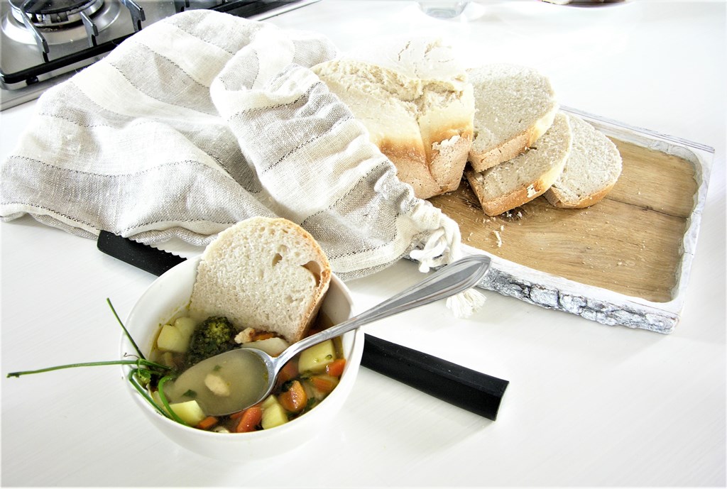 Veggie-Soup & Fresh Bread