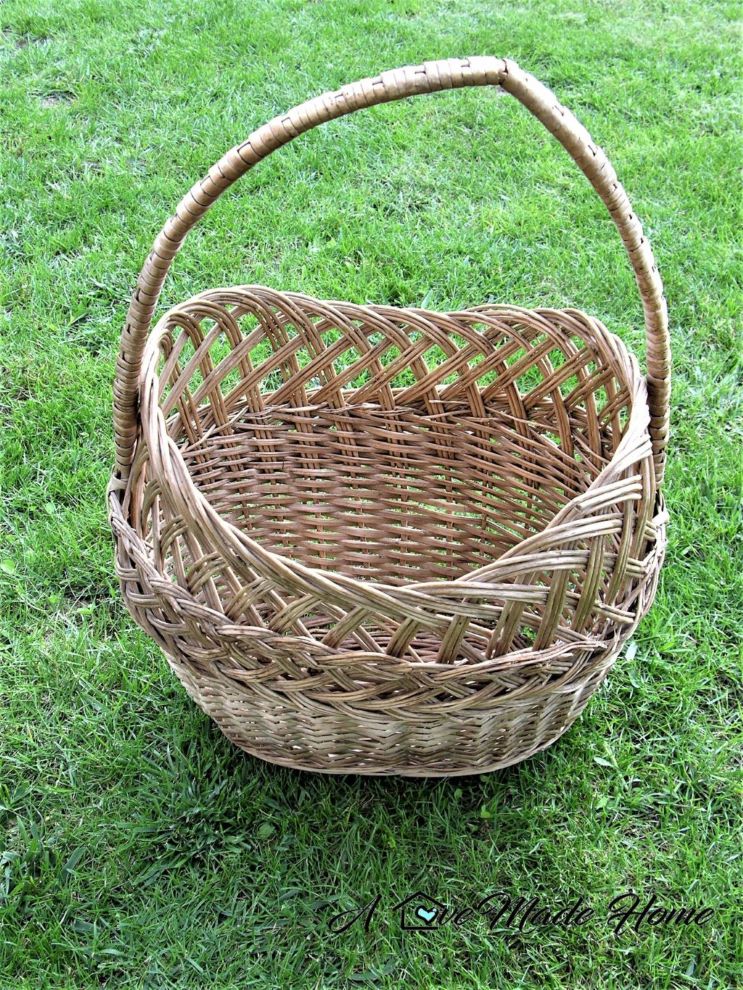 Wicker basket with a bent handle